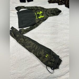 Under Armour boys size large hoodie and jogger set